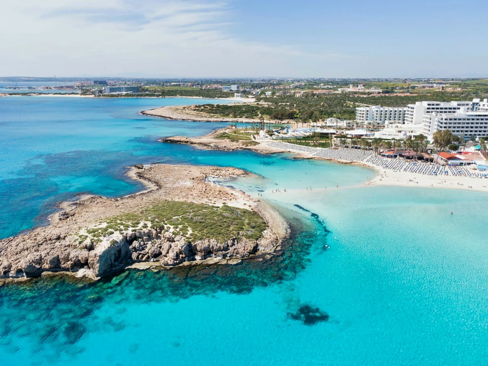 Nissi Beach med strand och semesterhotell i bakgrunden