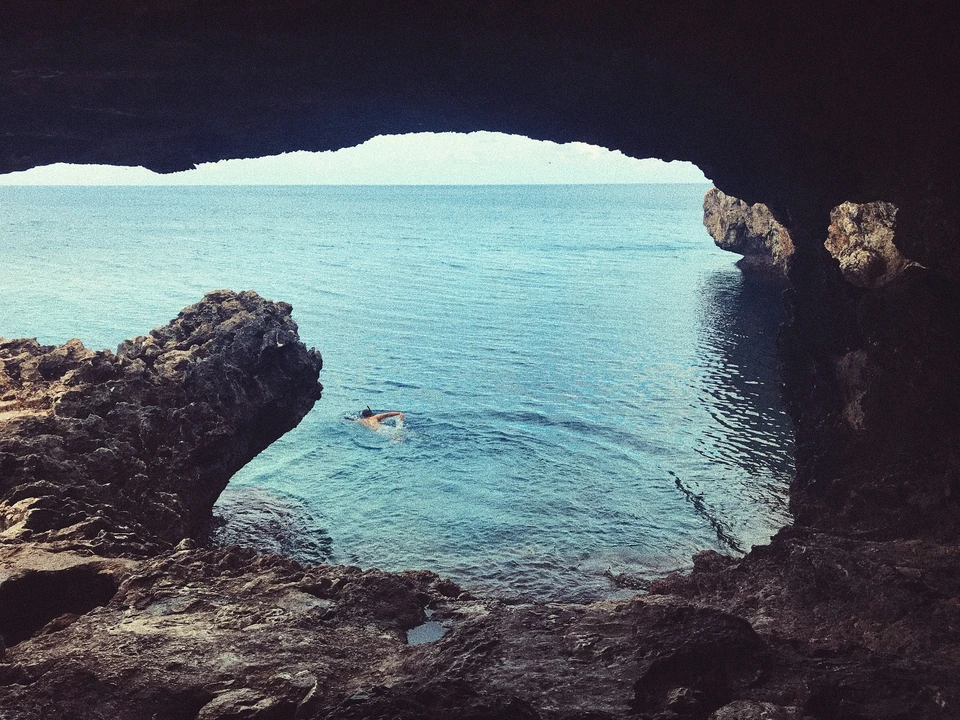 Kustgrotta vid Agioi Anargyroi i Protarasområdet