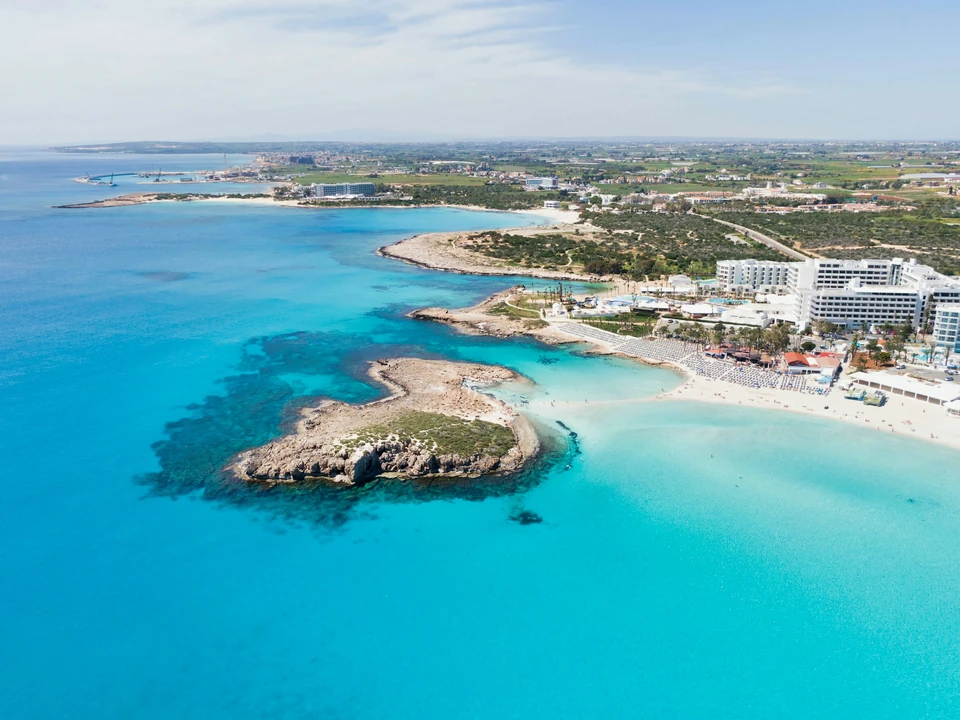 Flygvy över Nissi Beach i Ayia Napa