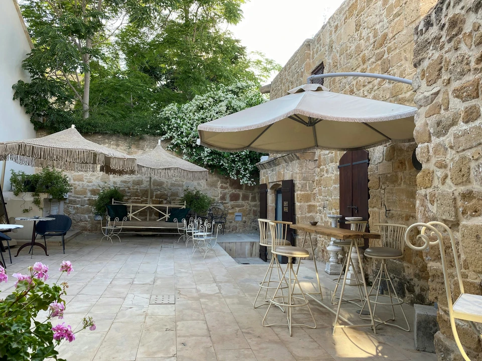 Uteservering längs en stenmur i Nicosia