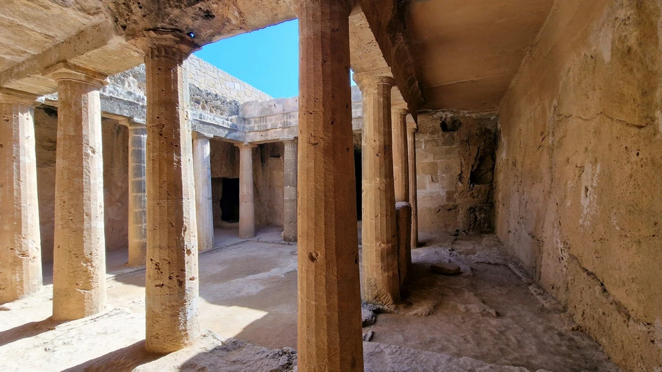 Pelare och stenrum vid Kungagravarna i Paphos