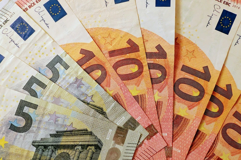 Eurosedlar utlagda i solfjädersform.