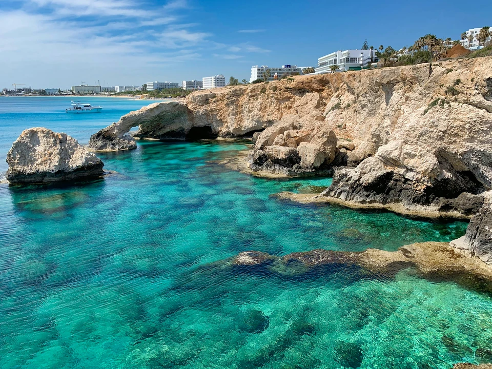 Klippig kust och turkost vatten vid Ayia Napa