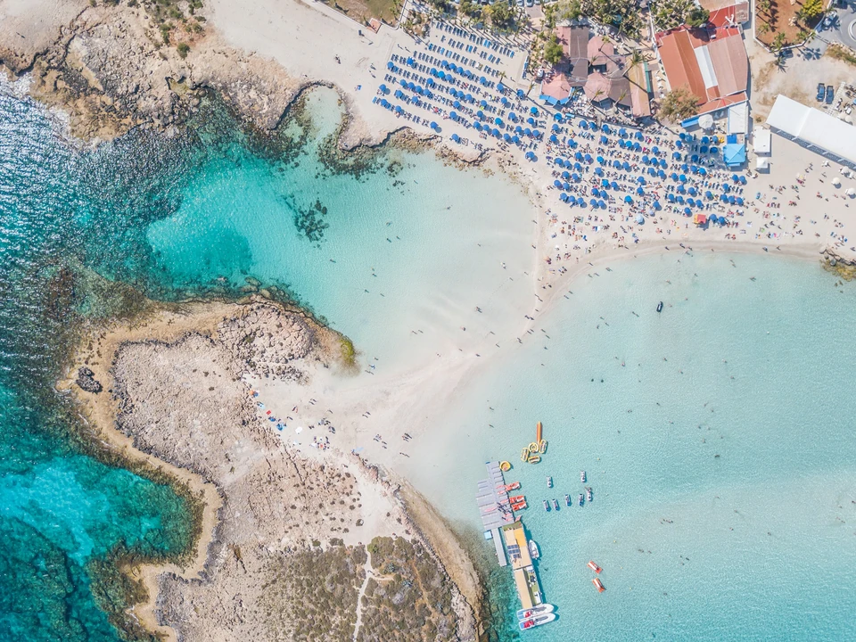 Strand och parasoller i Ayia Napa sett ovanifrån
