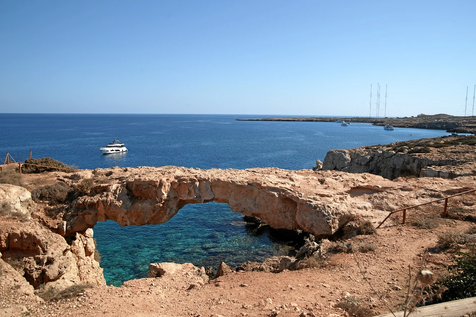 Den naturliga stenbron Kamara tou Koraka vid Cape Greco.