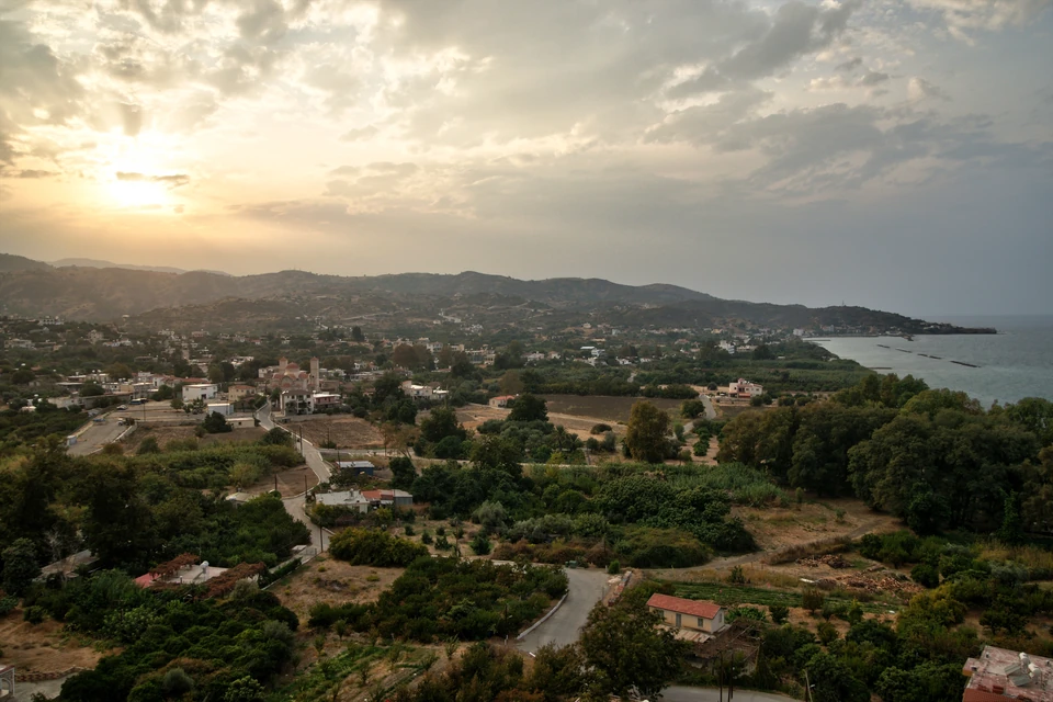 Vy över Kato Pyrgos med havet i bakgrunden