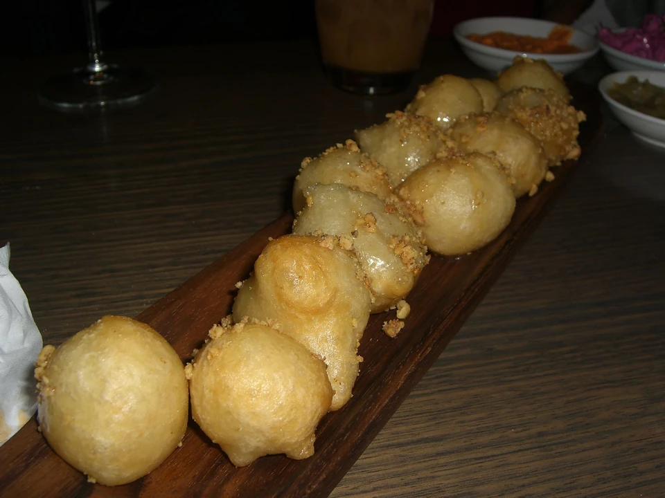 Loukoumades med honung och valnötter, fotograferade i Australien. Illustrationsbild av bakverket.