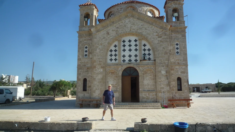 Kyrkan vid Agios Georgios i Pegeiaområdet.
