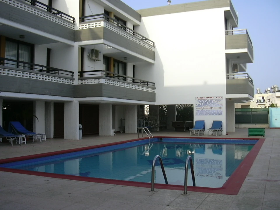 Pool vid Agrino Apartments på Cypern. Illustrationsbild; fotografiet visar inte om poolen värms eller hur den drivs i dag.