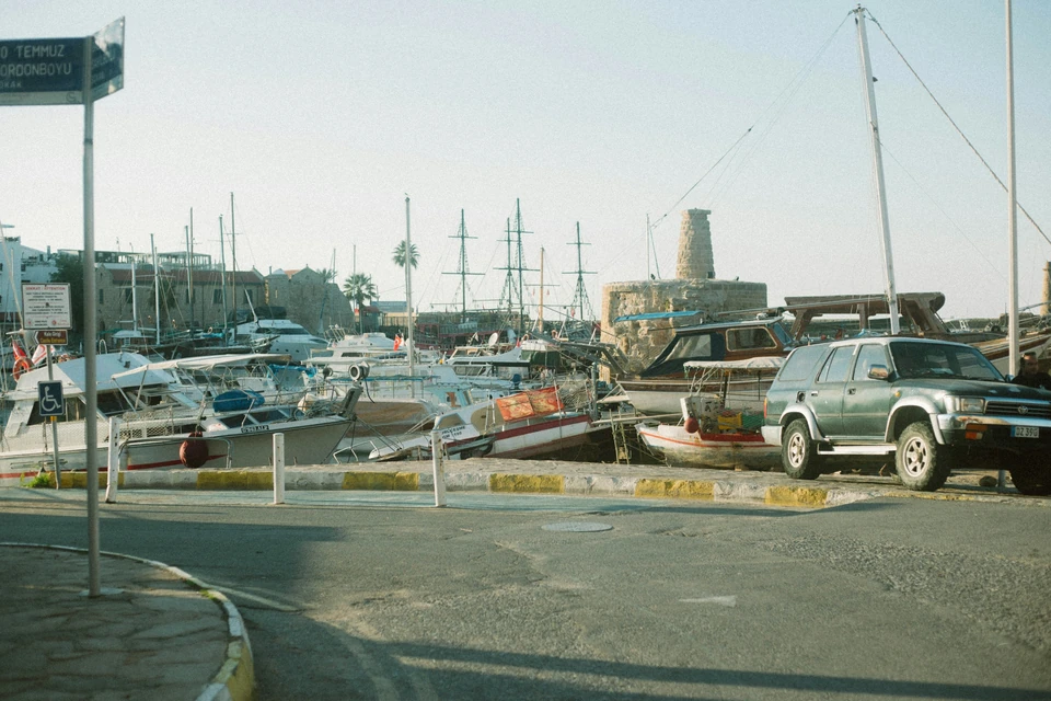 Båtar och hamnbebyggelse i Kyrenia